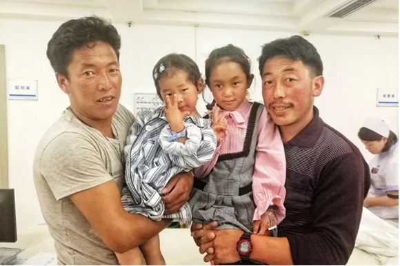 藏族姐妹花手术于新视界成功完成 有望恢复正常视力
